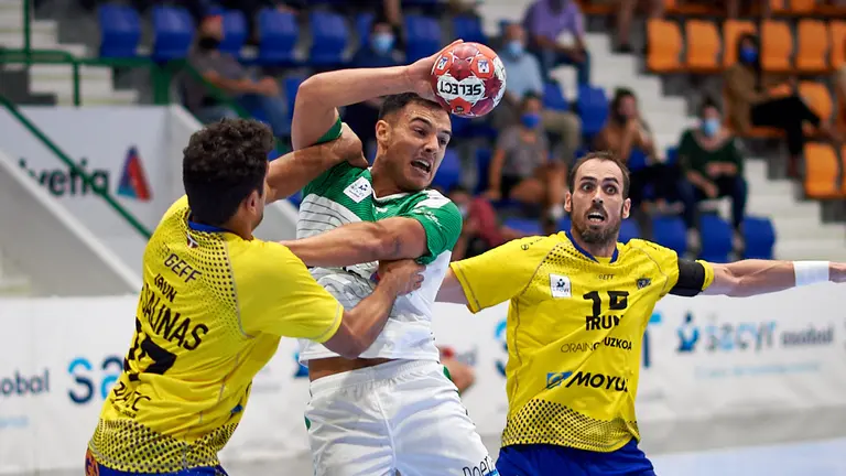 Partido entre el Anaitasuna y el Bidasoa Irún jugado en el Pabellón Anaitasuna de Pamplona. MIGUEL OSÉS