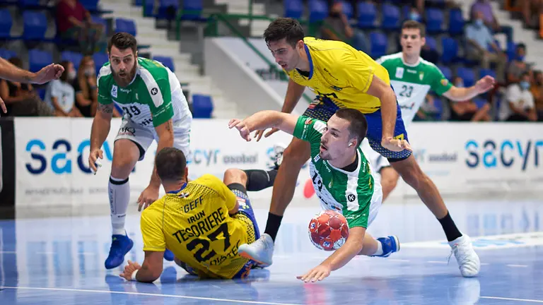 Partido entre el Anaitasuna y el Bidasoa Irún jugado en el Pabellón Anaitasuna de Pamplona. MIGUEL OSÉS