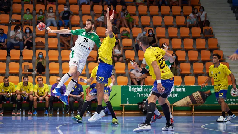 Partido entre el Anaitasuna y el Bidasoa Irún jugado en el Pabellón Anaitasuna de Pamplona. MIGUEL OSÉS