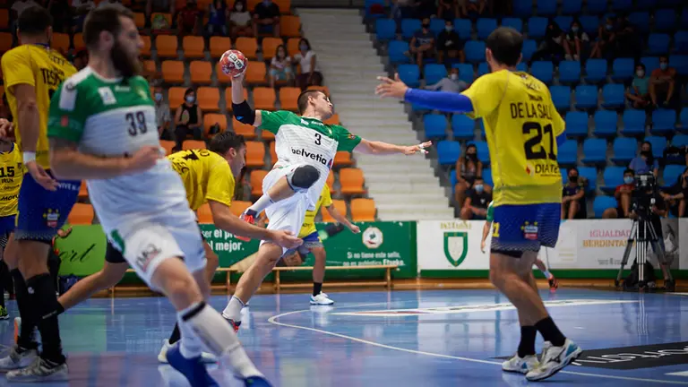 Partido entre el Anaitasuna y el Bidasoa Irún jugado en el Pabellón Anaitasuna de Pamplona. MIGUEL OSÉS