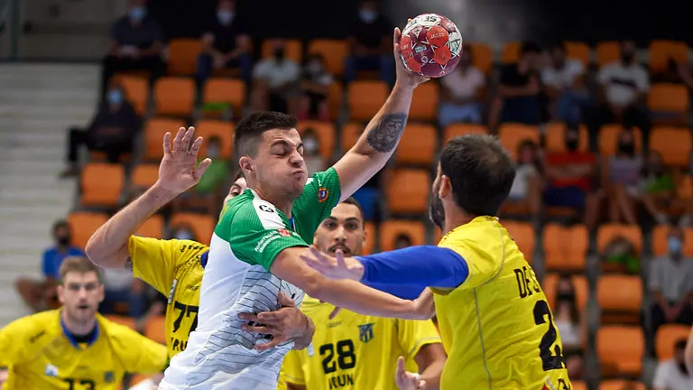 Partido entre el Anaitasuna y el Bidasoa Irún jugado en el Pabellón Anaitasuna de Pamplona. MIGUEL OSÉS