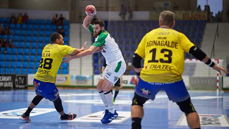 Partido entre el Anaitasuna y el Bidasoa Irún jugado en el Pabellón Anaitasuna de Pamplona. MIGUEL OSÉS