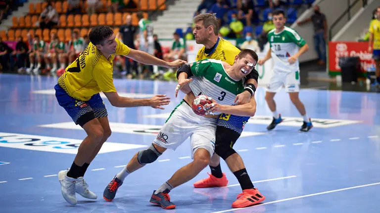 Partido entre el Anaitasuna y el Bidasoa Irún jugado en el Pabellón Anaitasuna de Pamplona. MIGUEL OSÉS