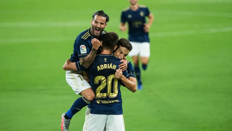 Los jugadores de Osasuna celebran el gol de Adrián que ha supuesto el 0-1 ante el Cádiz en la primera jornada de Liga 20-21 en el Ramón de Carranza. Joaquin Corchero / AFP7