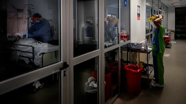 Personal médico realiza controles de rutina a pacientes COVID-19 en un hospital de la Provincia de Buenos Aires (Argentina). EFE/ Juan Ignacio Roncoroni/Archivo
