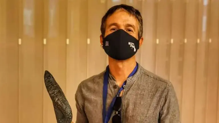 El escritor navarro Jon Aramendía, con el premio recibido en el festival Cartagena Negra CEDIDA