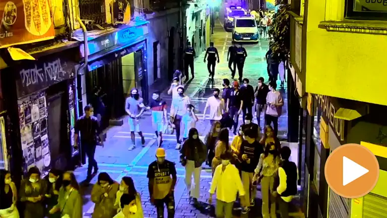 Policía Municipal de Pamplona desaloja la calle Comedias por la aglomeración de gente PMP (PLAYER)