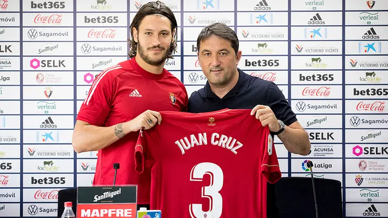 Presentación de Juan Cruz como nuevo jugador de Osasuna en presencia de Braulio Vázquez CA OSASUNA (2)