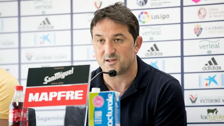 Presentación de Juan Cruz como nuevo jugador de Osasuna en presencia de Braulio Vázquez CA OSASUNA (3)