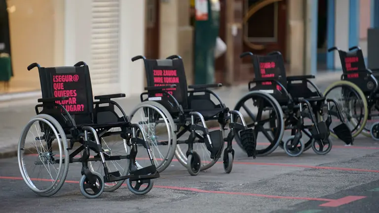Enrique Maya junto a Manuel Arellano y miembros de la Comisión de Presidencia asisten a la presentación de la campaña de comunicación municipal sobre las plazas para personas con movilidad reducida. PABLO LASAOSA