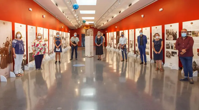 Foto de grupo de las autoridades del Instituto Navarro de la Memoria, Gobierno de Navarra y de otras entidades participantes en la exposición. GOBIERNO DE NAVARRA