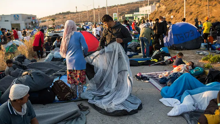 Un hombre monta una tienda de campaña en una carretera al lado de Moria, el campo de refugiados quemado casi por completo en Grecia. EP/Socrates Baltagiannis