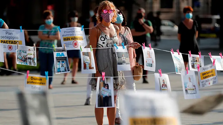 GRAFCAV8878. PAMPLONA, 15/09/2020.- Estudiantes, familias y profesorado del Foro de la Comunidad Educativa durante la concentración que han llevado a cabo este martes en Pamplona para reclamar recursos con los que afrontar un curso con seguridad tanto para los docentes como para el alumnado y sus familias, que permita la asistencia presencial en las aulas. EFE/ Villar López
