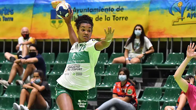 La navarra Lysa Tchaptchet jugando con el Elche de división de honor femenina. @IberdrolaDHF.