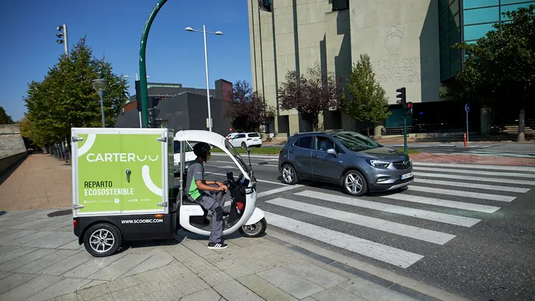 El alcalde, Enrique Maya, el presidente del Grupo Correos, Juan Manuel Serrano, y el consejero delegado de Vectalia, Antonio Arias, presentan el proyecto Carteroo, para la distribución sostenible de paquetería. MIGUEL OSÉS