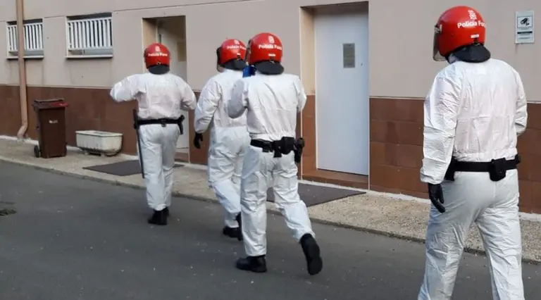 Agentes de la Policía Foral entran en un domicilio. POLICÍA FORAL