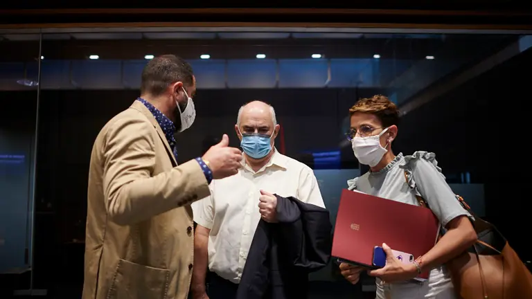 María Chivite, presidenta del Gobierno de Navarra, junto a Ramón Alzórriz(i) y el Consejero Aierdi en su llegada al Parlamento para explicar el Plan Reactivar Navarra. PABLO LASAOSA