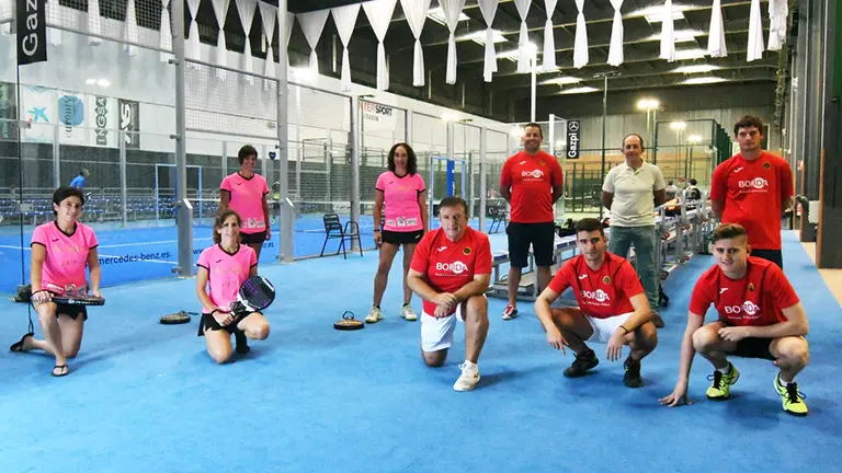 Participantes en la liga de pádel que se suspendió por la Covid-19. Cedida.