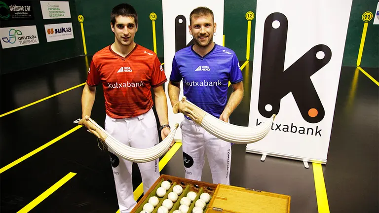 Elección de material de Juanenea y Endika en el frontón Galarreta. Foto de Maialen Andrés.