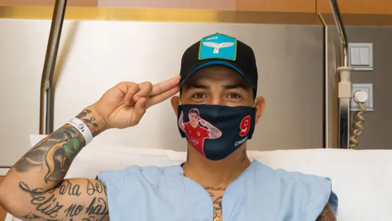 Chimy Ávila saluda después de haber sido intervenido en la Clínica Universidad de Navarra CA OSASUNA