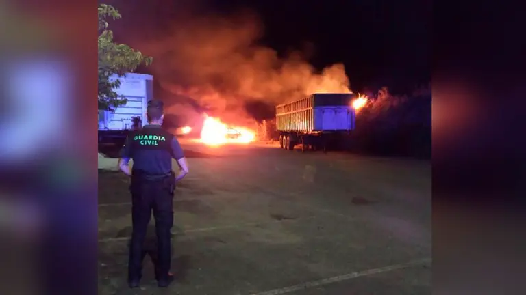 Incendio posiblemente intencionado de un vehículo en el polígono de Paternain. GUARDIA CIVIL
