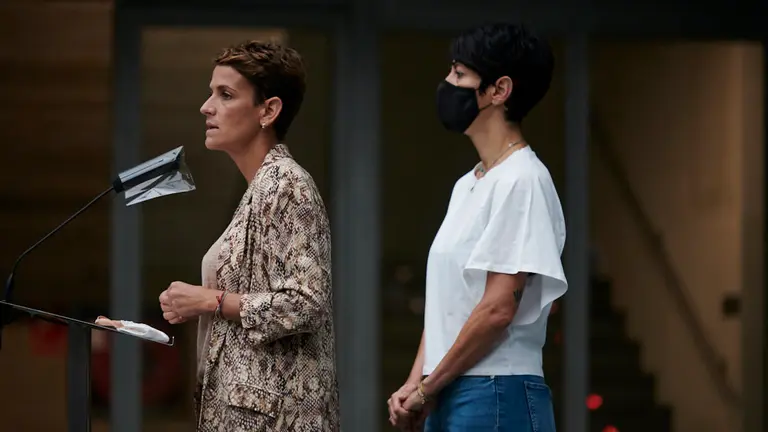 La presidenta del Gobierno de Navarra, María Chivite(i), junto a la consejera de Hacienda, Elma Sáiz. PABLO LASAOSA