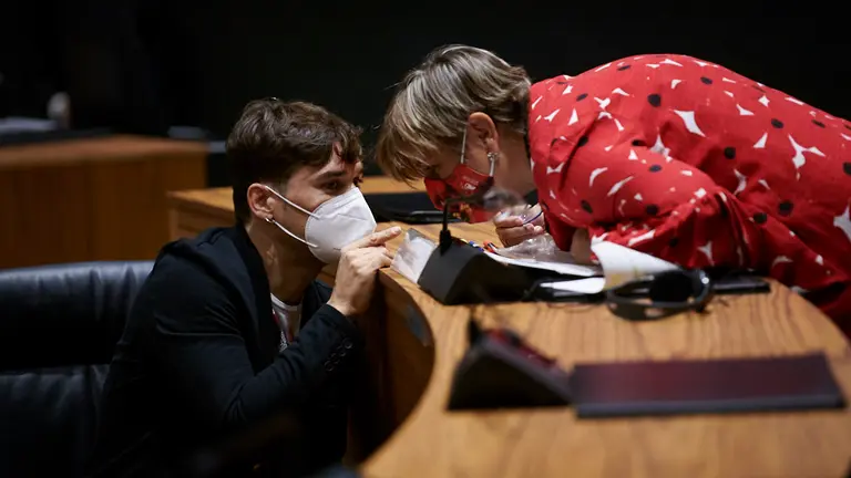 Pablo Azcona(i) de Geroa Bai habla con Marisa de Simón, de Izquierda-Ezkerra. PABLO LASAOSa