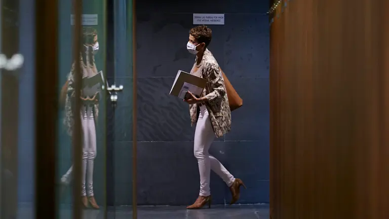 María Chivite, presidenta del Gobierno de Navarra, accede al salón de plenos del Parlamento. PABLO LASAOSA