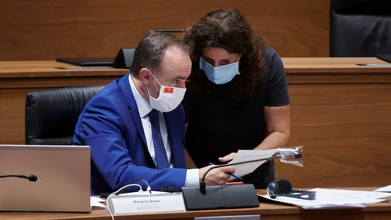 Javier Esparza(i) habla con Marta Álvarez, ambos de Navarra Suma. PABLO LASAOSA