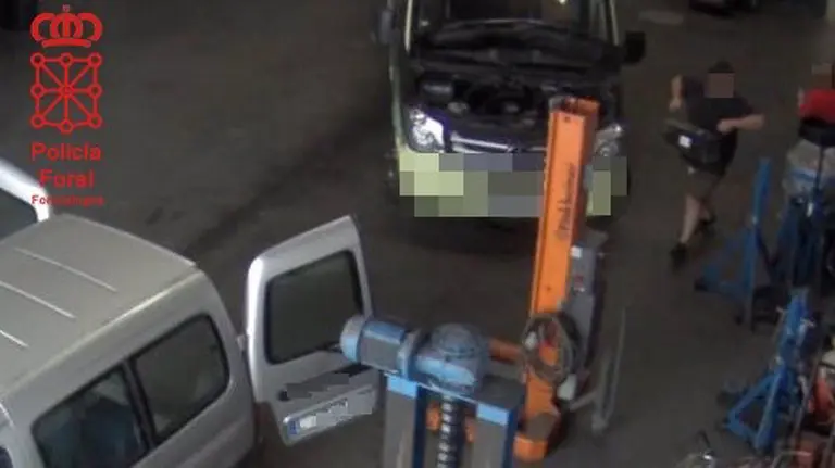 Policía Foral investiga a dos personas por robar baterías de una nave industrial.

Agentes de la Policía Foral, adscritos a la Brigada de Policía Judicial Norte, investigan a dos vecinos de Pamplona de 30 y 39 años como presuntos autores de un delito de hurto. POLICÍA FORAL