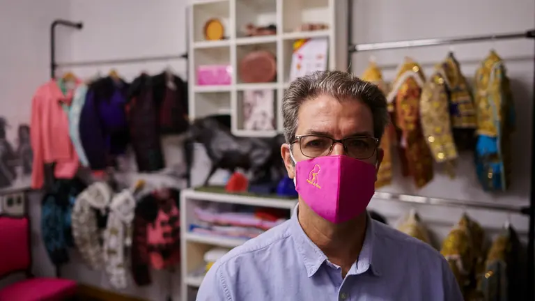 Paco Ramos, de Traje de Luces, con sus mascarillas. PABLO LASAOSA