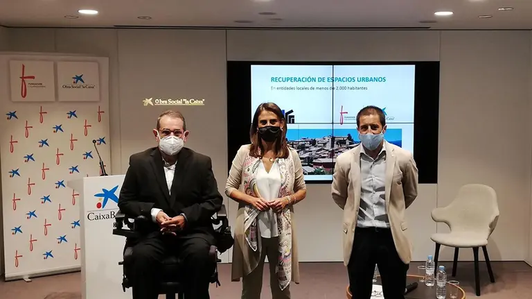 Javier Miranda, presidente de la Fundación Caja Navarra; Isabel Moreno, directora territorial Ebro de CaixaBank; y Juan Carlos Castillo, presidente de la Federación Navarra de Municipios y Concejos.  EUROPA PRESS