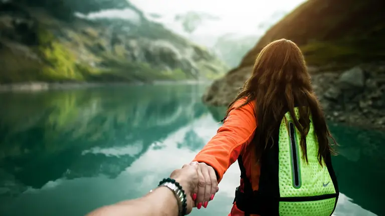 Excursionistas de visita en un lago entre montañas. DANIEL FRANK.