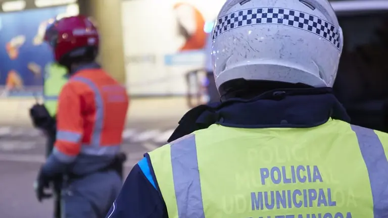 Agentes de la Policía Municipal y la Policía Foral trabajando conjuntamente. POLICÍA MUNICIPAL