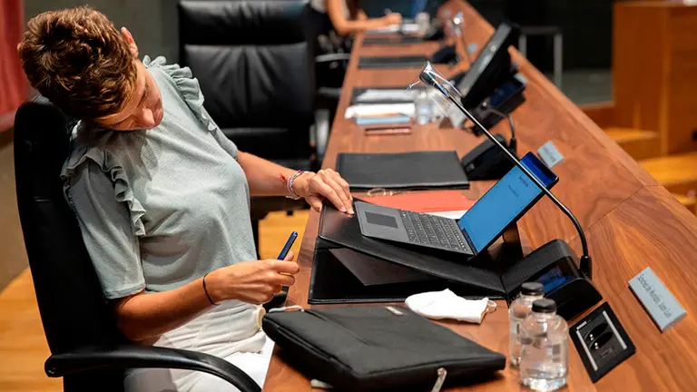 GRAFCAV8921. PAMPLONA, 16/09/2020.- La presidenta del Gobierno de Navarra, María Chivite, momentos antes de su comparecencia este miércoles en el Parlamento Foral para explicar el Plan Reactivar Navarra orientado a paliar las consecuencias de la crisis del coronavirus. EFE/ Villar López
