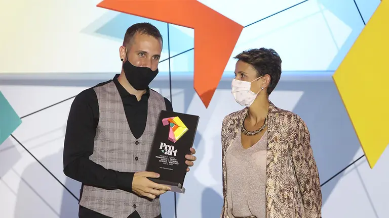 El músico Iván Carmona recibe el Premio a la Promoción al Talento Artístico de manos de la presidenta del Gobierno de Navarra, María Chivite - GOBIERNO DE NAVARRA