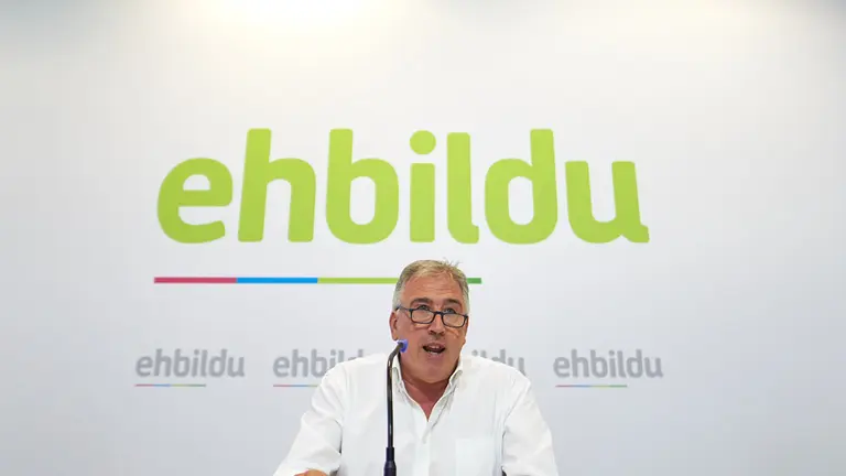 El portavoz de EH Bildu en el Ayuntamiento, Joseba Asiron, ofrece una rueda de prensa para valorar el auto judicial sobre el chupinazo de 2019 y para anunciar la presentación de recursos. MIGUEL OSÉS