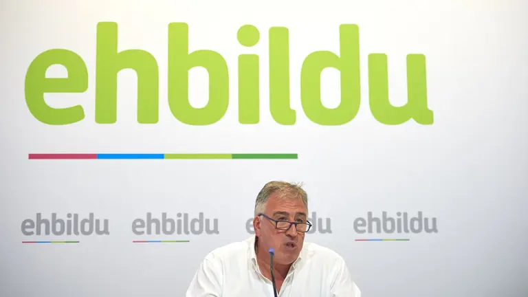 El portavoz de EH Bildu en el Ayuntamiento, Joseba Asiron, ofrece una rueda de prensa para valorar el auto judicial sobre el chupinazo de 2019 y para anunciar la presentación de recursos. MIGUEL OSÉS