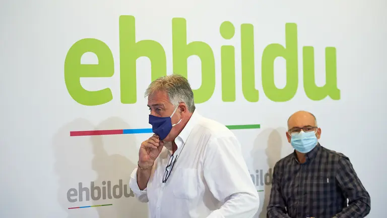 El portavoz de EH Bildu en el Ayuntamiento, Joseba Asiron, ofrece una rueda de prensa para valorar el auto judicial sobre el chupinazo de 2019 y para anunciar la presentación de recursos. MIGUEL OSÉS