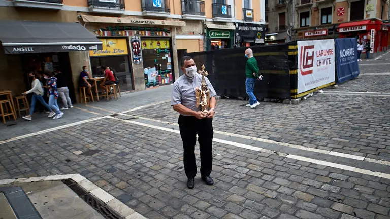 El Ángel de Aralar visita el Ayuntamiento de Pamplona. A su llegada, la imagen y su portador serán recibidos en el exterior de la Casa Consistorial por la primera teniente de alcalde, Ana Elizalde, y los miembros de la Corporación que deseen asistir al acto tradicional. MIGUEL OSÉS