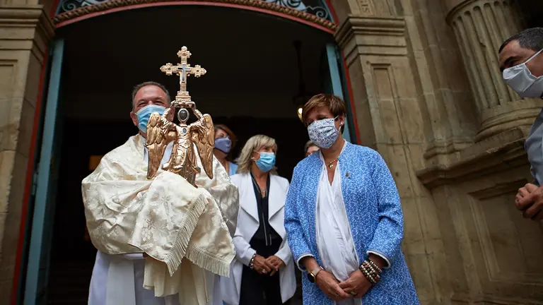 El Ángel de Aralar visita el Ayuntamiento de Pamplona. A su llegada, la imagen y su portador serán recibidos en el exterior de la Casa Consistorial por la primera teniente de alcalde, Ana Elizalde, y los miembros de la Corporación que deseen asistir al acto tradicional. MIGUEL OSÉS