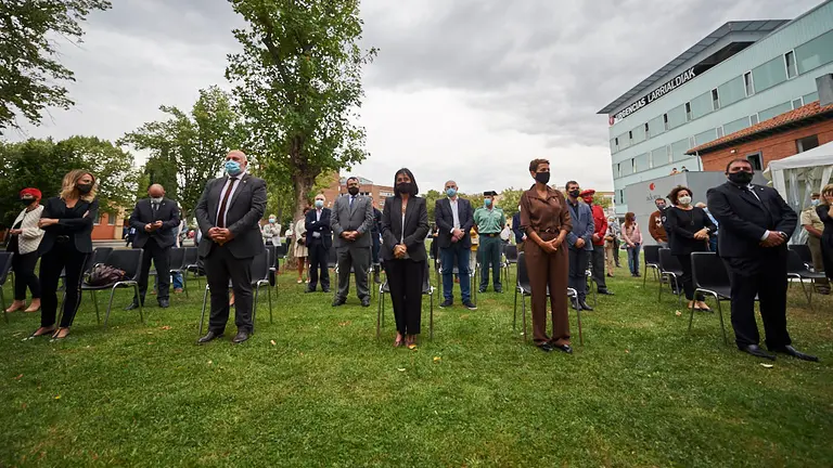 La presidenta del Gobierno de Navarra, María Chivite, y la ministra de Políticas Territoriales y Función Pública, Carolina Darias, participan en un acto de homenaje a las víctimas del Covid-19 y reconocimiento a la sociedad navarra. PABLO LASAOSA