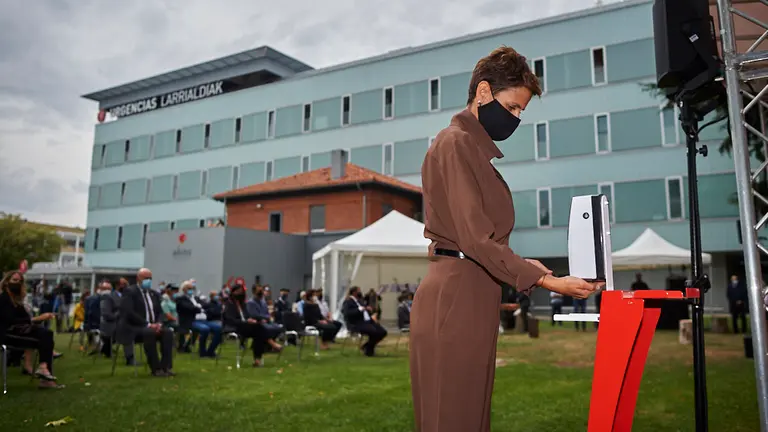 La presidenta del Gobierno de Navarra, María Chivite, y la ministra de Políticas Territoriales y Función Pública, Carolina Darias, participan en un acto de homenaje a las víctimas del Covid-19 y reconocimiento a la sociedad navarra. PABLO LASAOSA