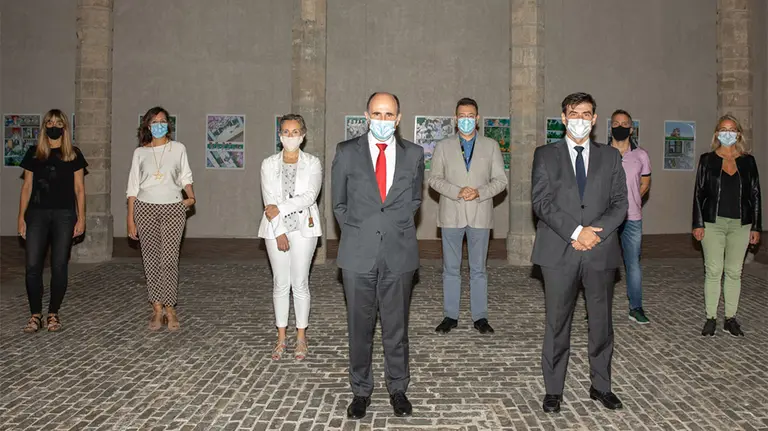 Manu Ayerdi e Ignacio Ugalde junto a representantes de las distintas asociaciones navarras de economía social. GOBIERNO DE NAVARRA (Maite H Mateo)