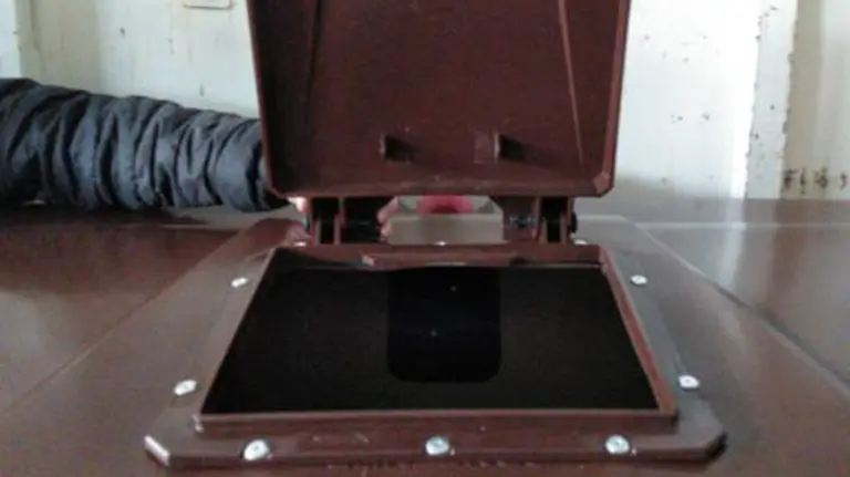 Sobretapa en el contenedor marrón para orgánico. Mancomunidad de Montejurra.