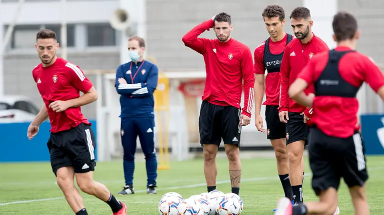 Jonathan Calleri junto a sus nuevos compañeros en Tajonar. CA Osasuna.
