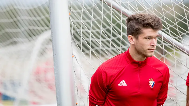 El delantero Marc Cardona traslada una portería en Tajonar. CA Osasuna.