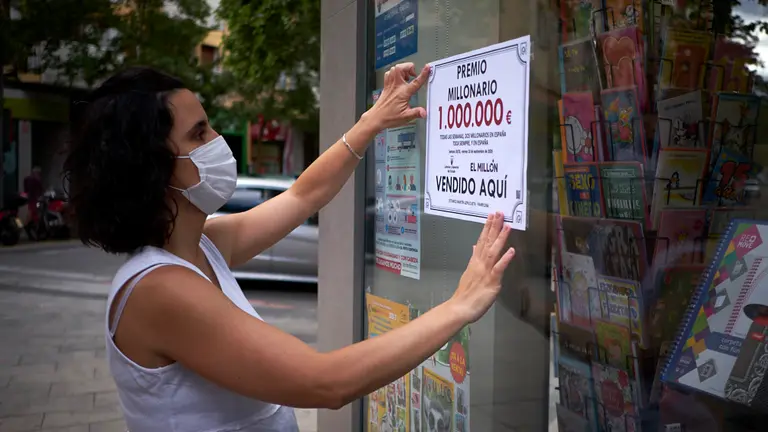 Administración de lotería de Martín Azpilcueta 10, donde se ha dado un premio de un millón de euros del Euromillones. PABLO LASAOSA
