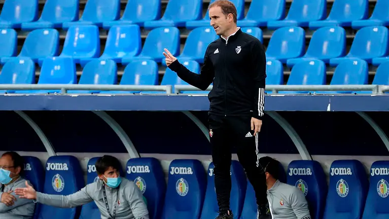 El técnico de Osasuna, Jagoba Arrasate, durante el encuentro correspondiente a la segunda jornada de primera división que disputan esta tarde frente al Getafe en el Coliseum Alfonso Pérez, en la localidad madrileña. EFE/JuanJo Martín.