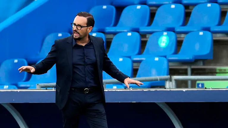 El técnico del Getafe, José Bordalás, durante el encuentro correspondiente a la segunda jornada de primera división que disputan esta tarde frente a Osasuna en el Coliseum Alfonso Pérez, en la localidad madrileña. EFE/JuanJo Martín.